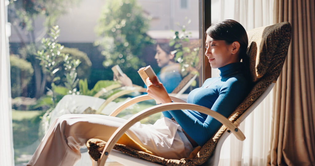 日当たりのいい縁側で読書する女性